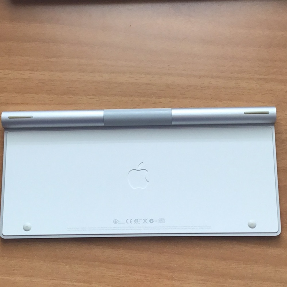 Authentic Apple slim wireless Bluetooth keyboard model A1314 - Picture 2 of 2